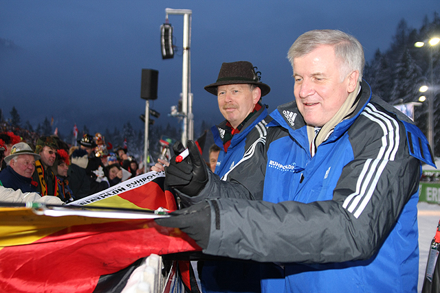 Weltcup2010_016.jpg - Ministerpräsident Horst Seehofer übergibt beim Biathlonweltcup 2010 in der Chiemgau Arena in Ruhpolding das Konjunkturpaket 2 